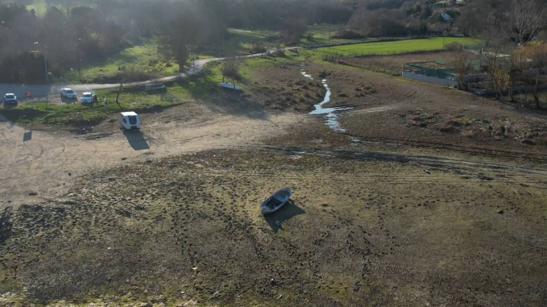 Görenler şaşkına döndü! Önceden tekneler yüzüyordu, şimdi insanlar yürüyor 3